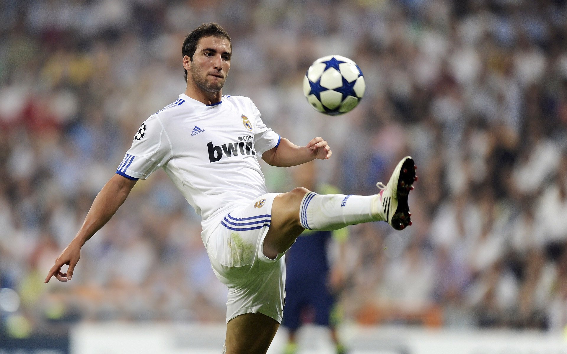 小贾伦生涯之夜闪耀，爵士力克深圳队展现国际篮球新格局